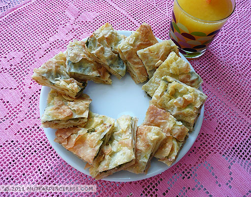 Kuru Yufkadan Peynirli Börek