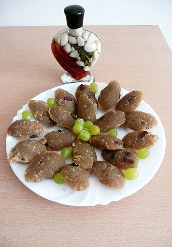 Kuru Üzümlü Un Helvası